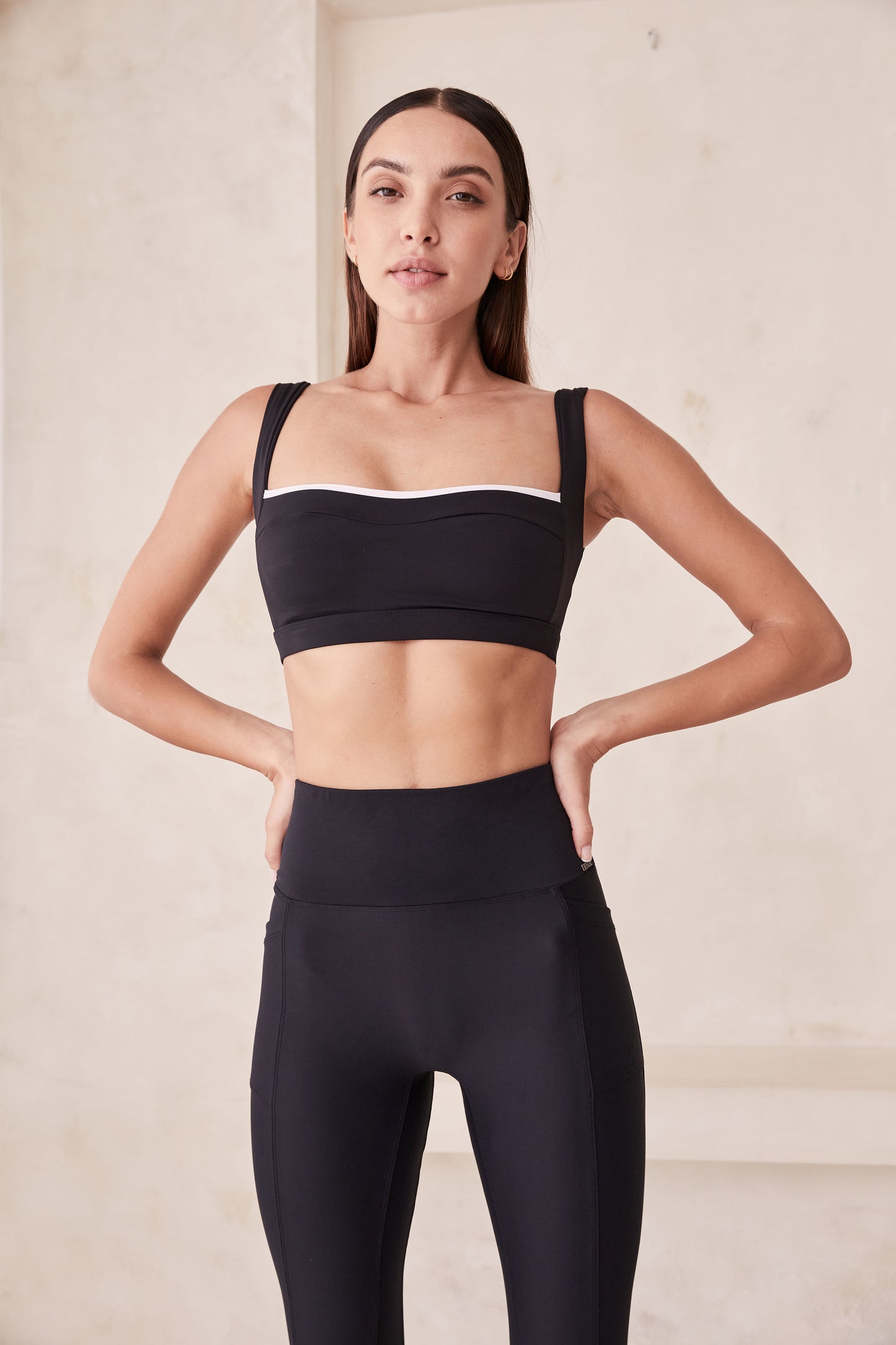 CAPRI CUTOUT CROP - BLACK / WHITE