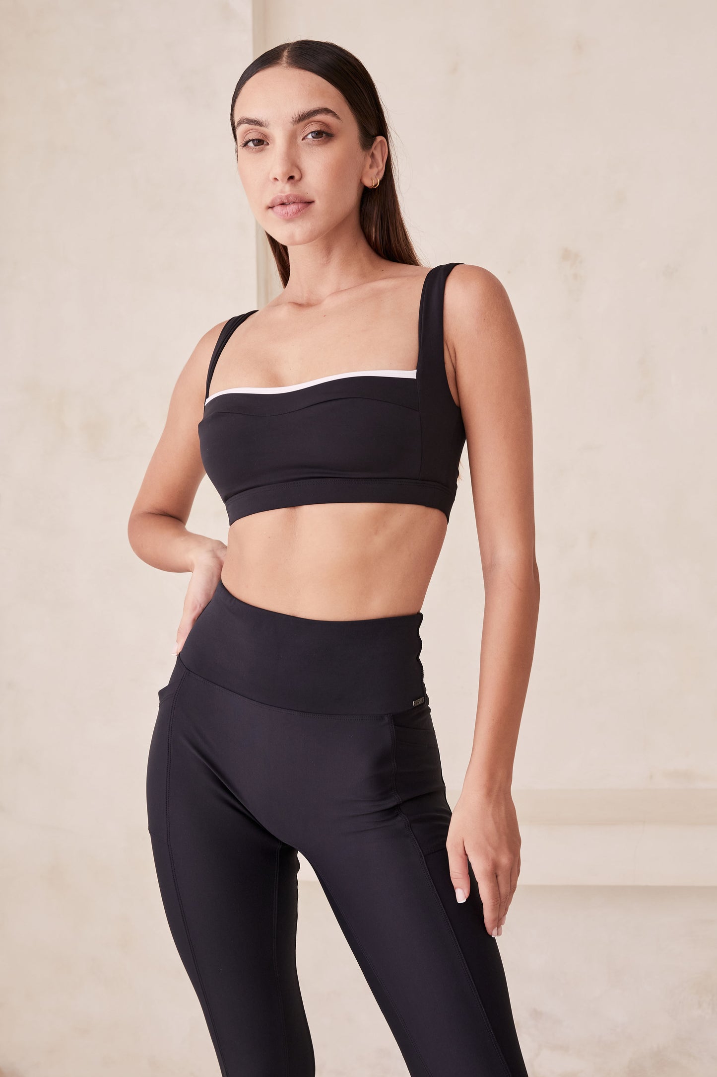 CAPRI CUTOUT CROP - BLACK / WHITE